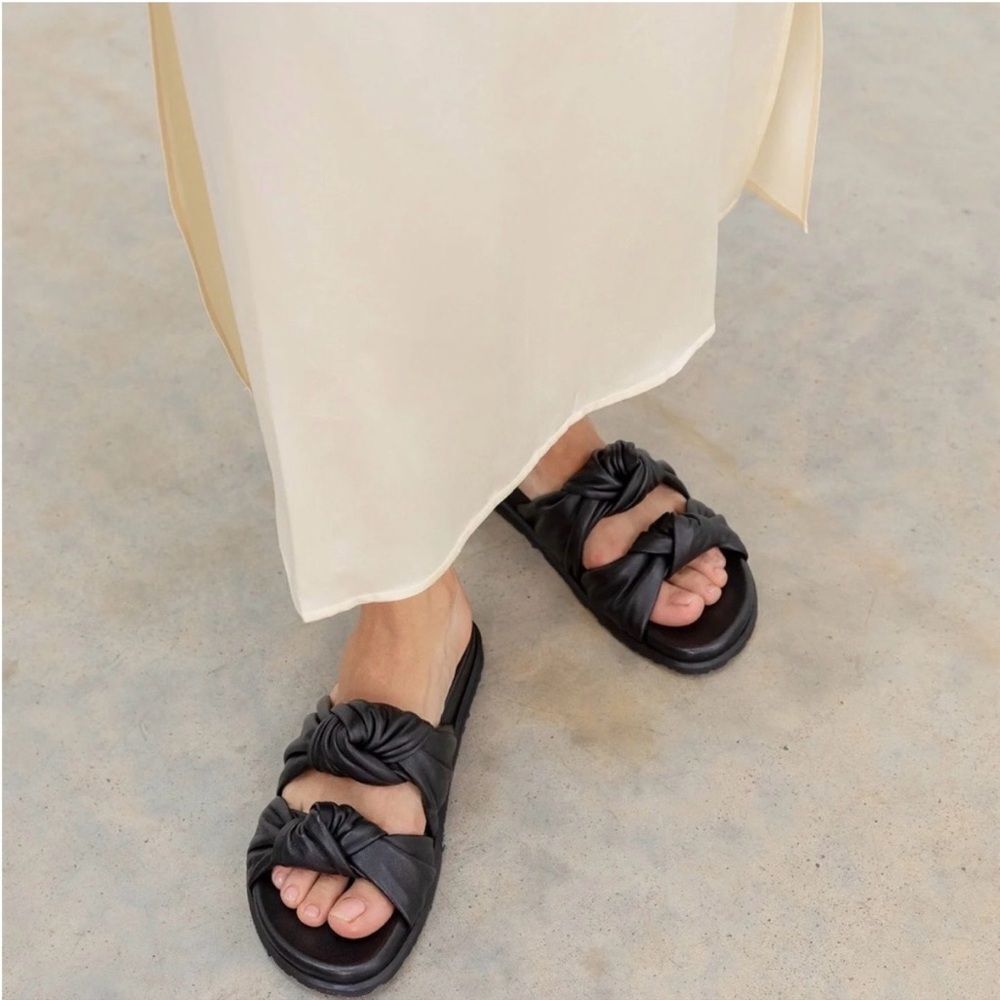 DEAR FRANCES Tye Black Leather Knot Slide